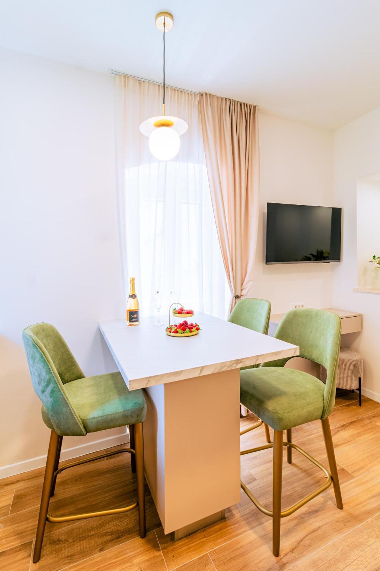Apartment Luxury 2 Bedroom-2 Bathroom Apartment & Studio App With Rooftop Terrace Split